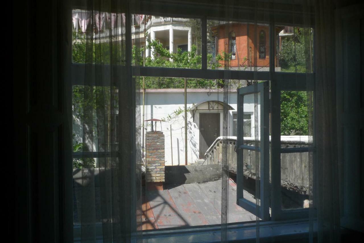 Old Town Guesthouse Sukhumi Esterno foto