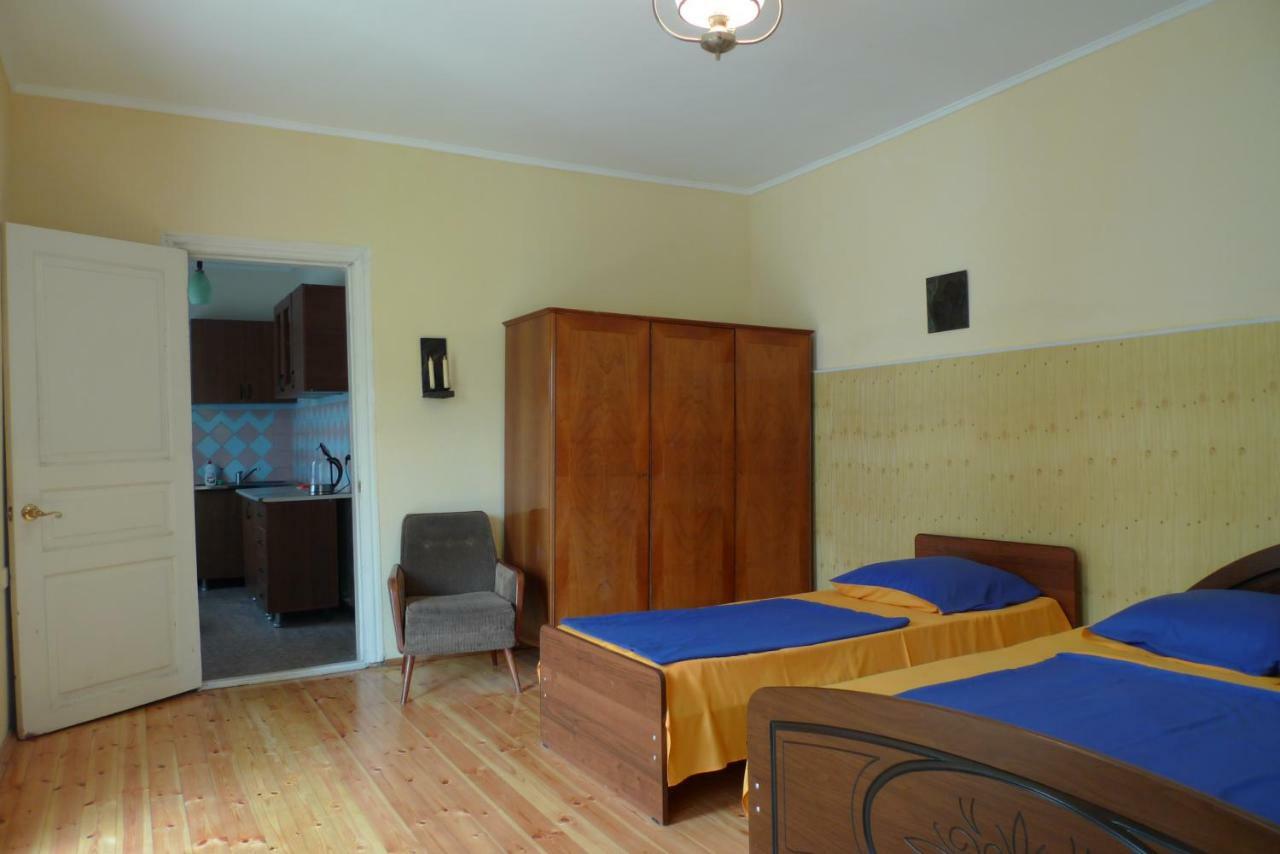 Old Town Guesthouse Sukhumi Esterno foto
