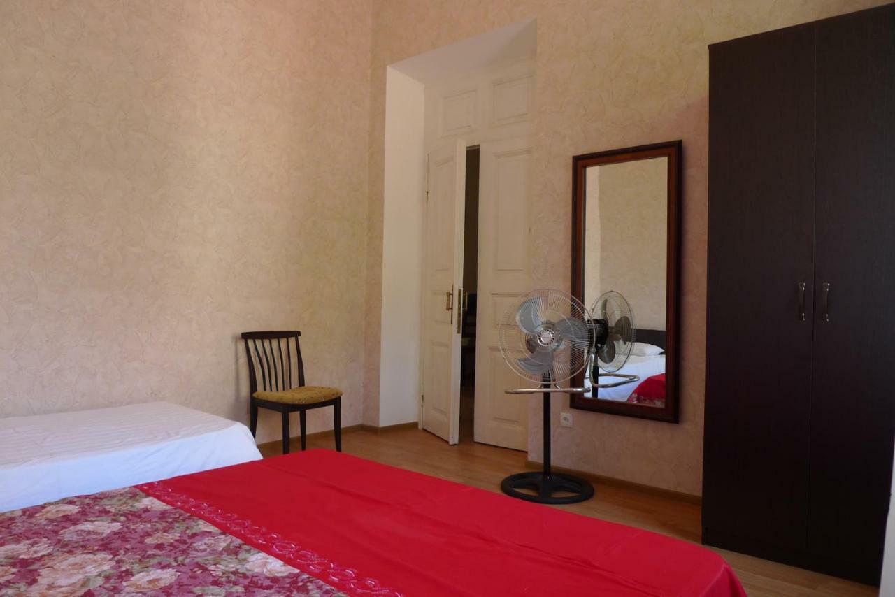 Old Town Guesthouse Sukhumi Esterno foto