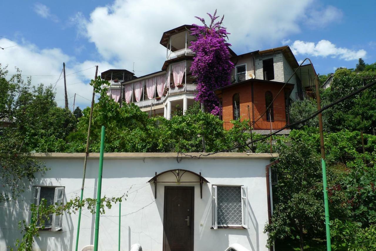 Old Town Guesthouse Sukhumi Esterno foto